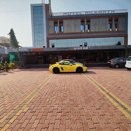 Hotel Nilkanth Navsari Exteriör bild