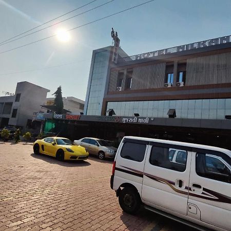 Hotel Nilkanth Navsari Exteriör bild