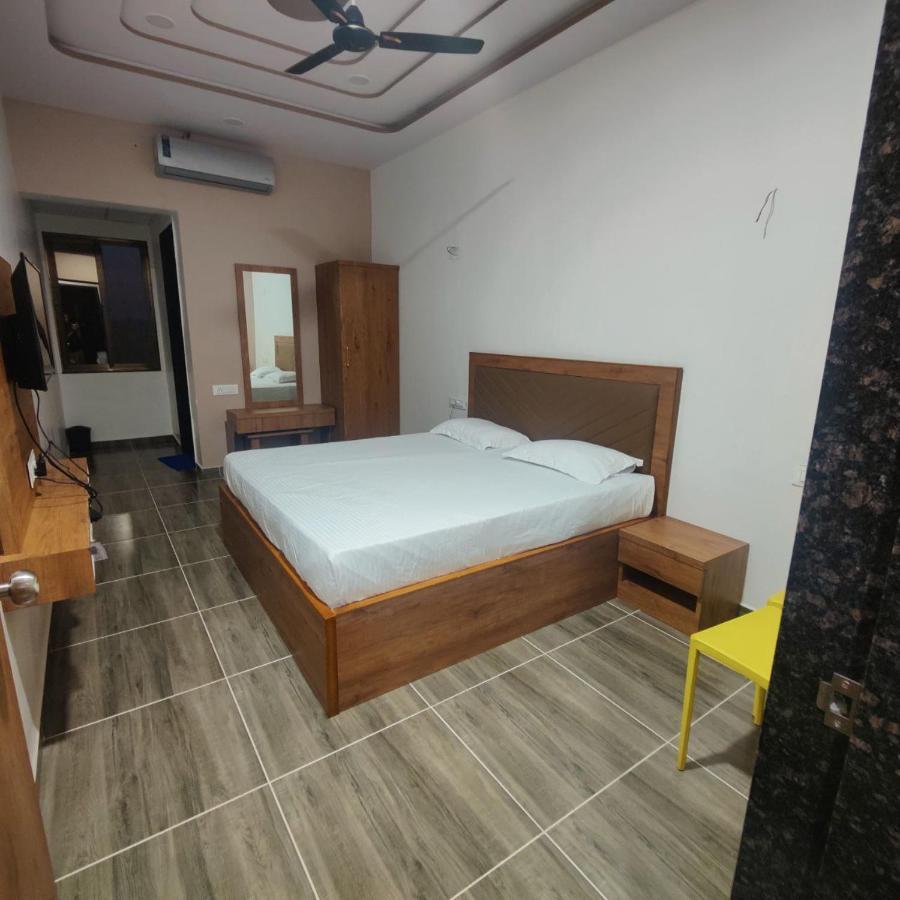 Hotel Nilkanth Navsari Exteriör bild