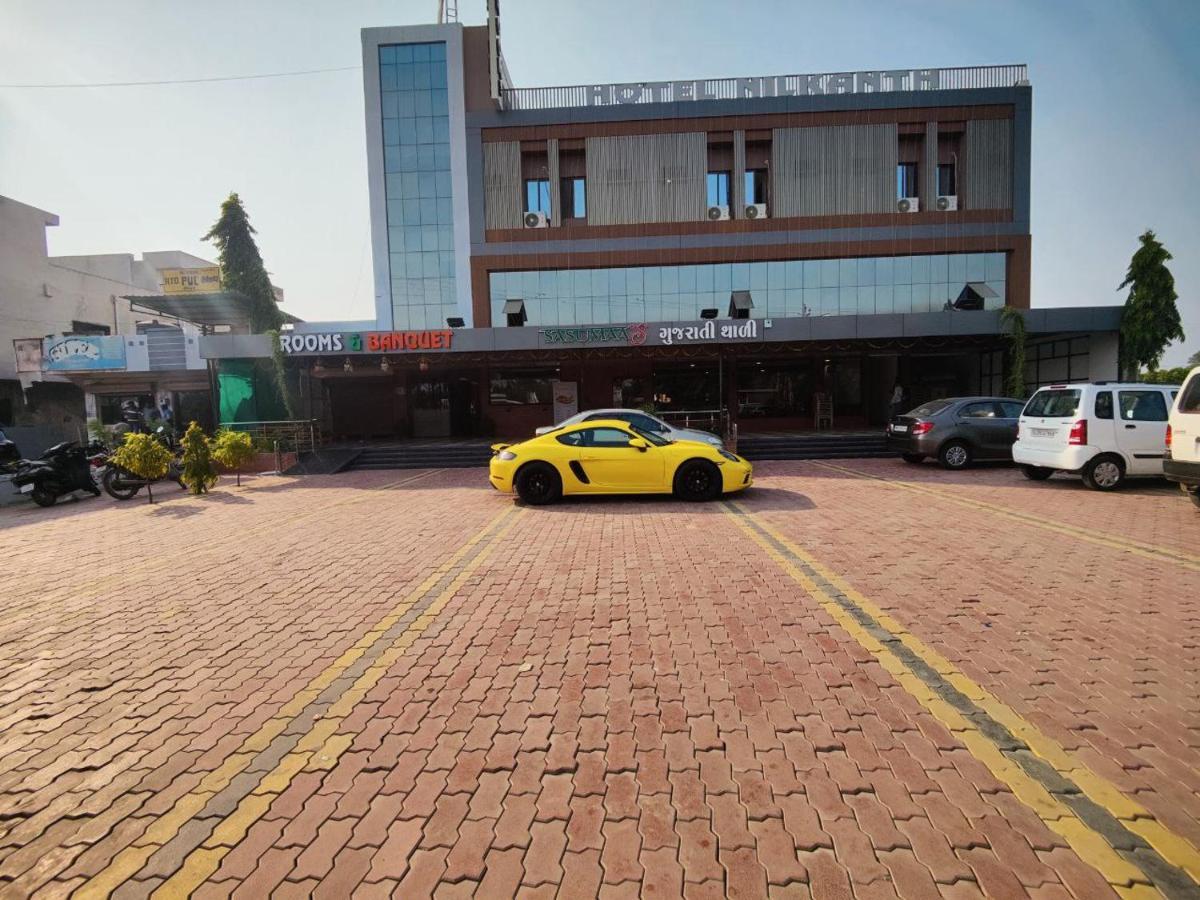 Hotel Nilkanth Navsari Exteriör bild