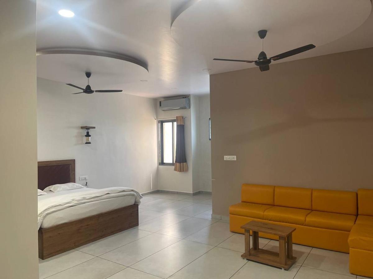 Hotel Nilkanth Navsari Exteriör bild