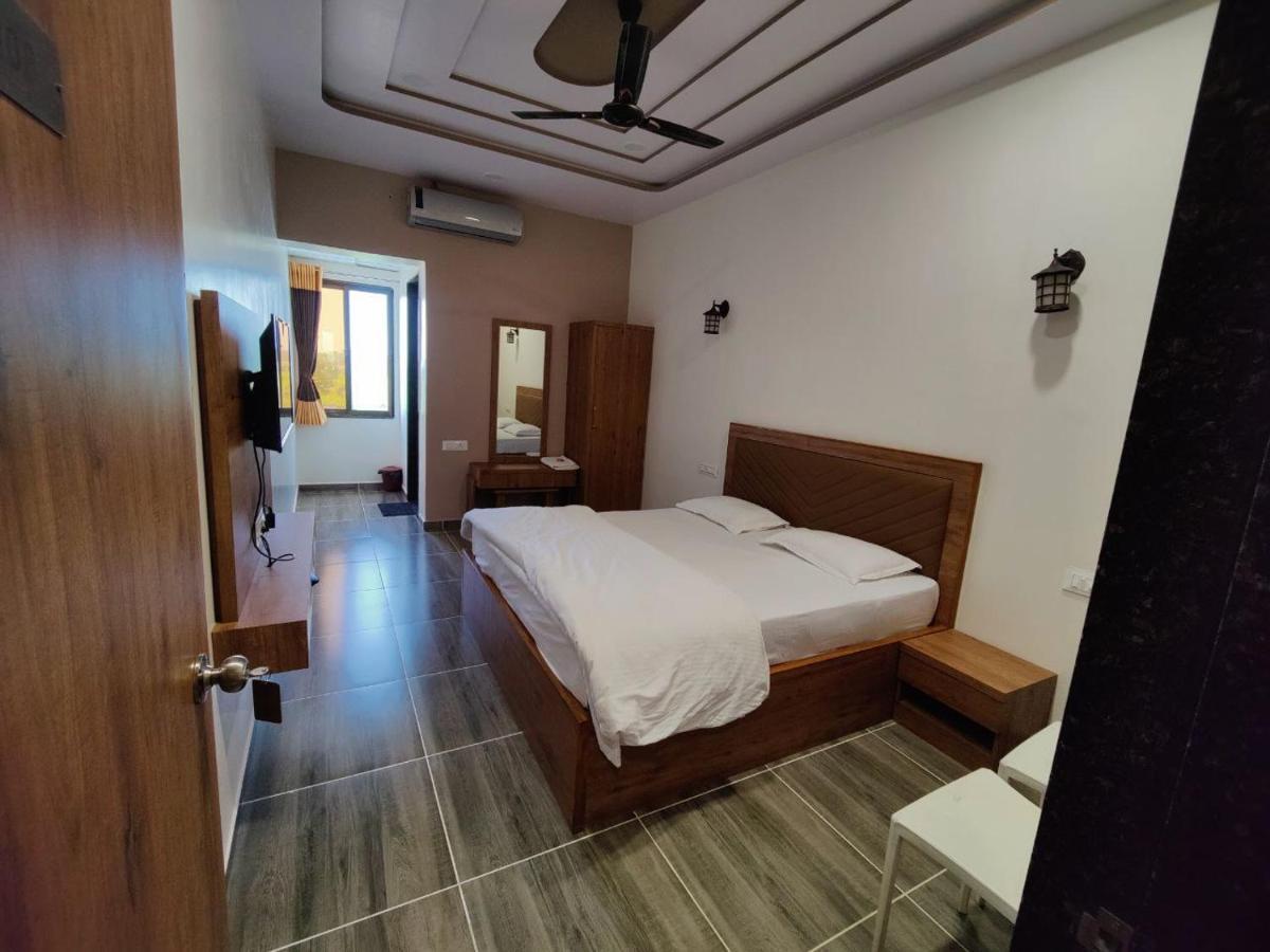Hotel Nilkanth Navsari Exteriör bild
