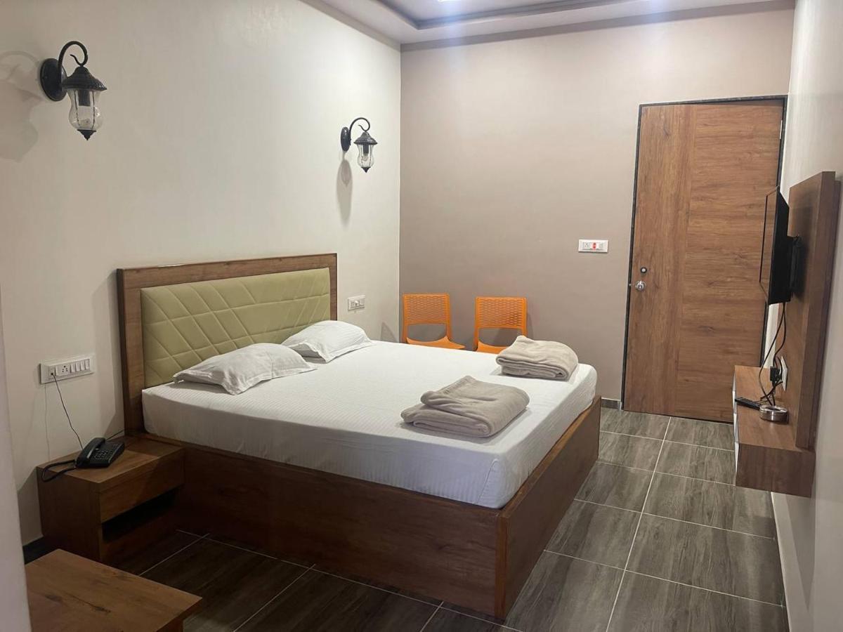 Hotel Nilkanth Navsari Exteriör bild