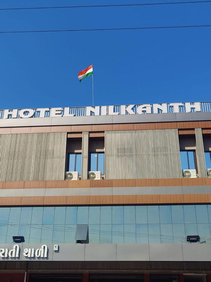 Hotel Nilkanth Navsari Exteriör bild