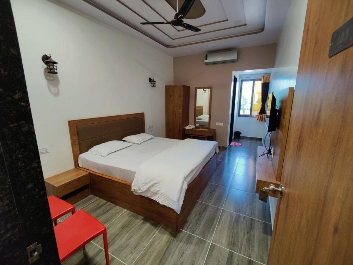 Hotel Nilkanth Navsari Exteriör bild