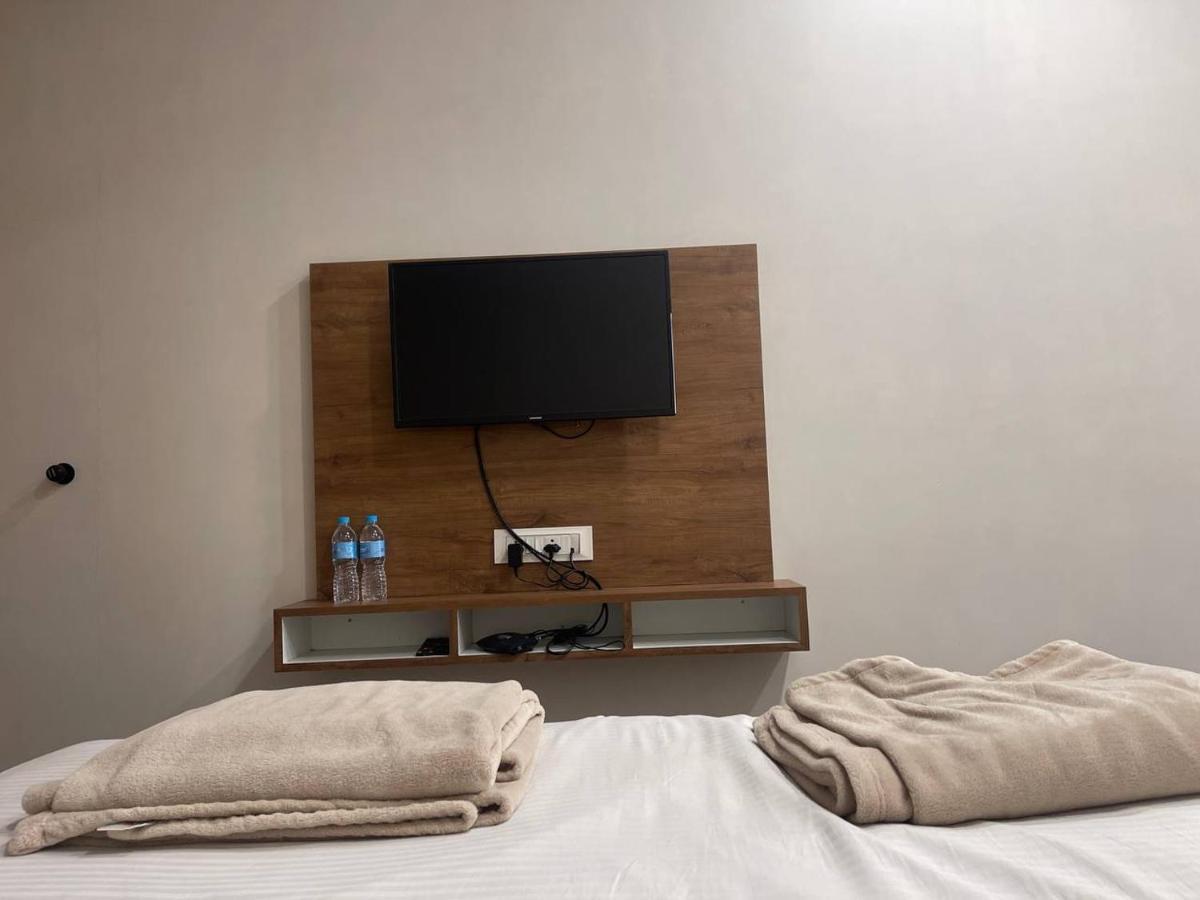 Hotel Nilkanth Navsari Exteriör bild
