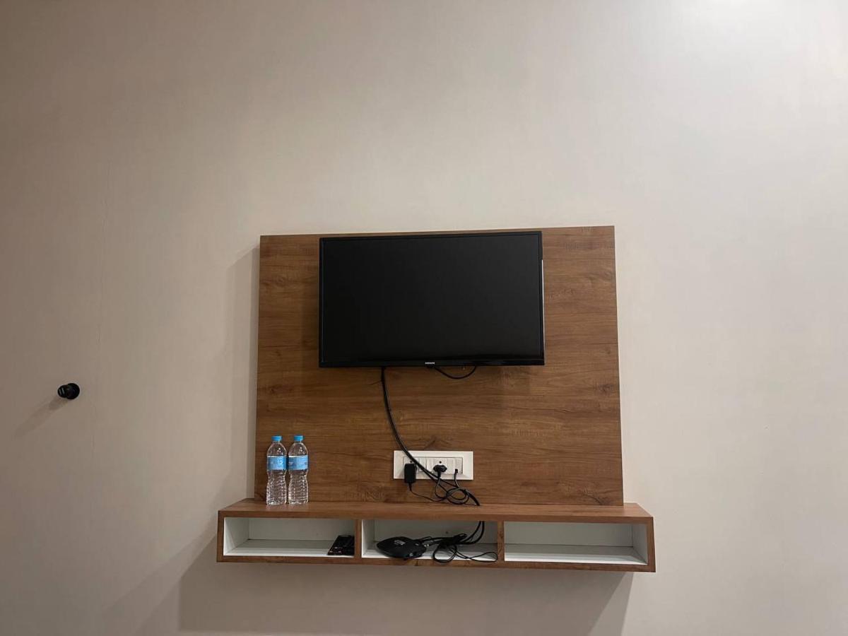 Hotel Nilkanth Navsari Exteriör bild